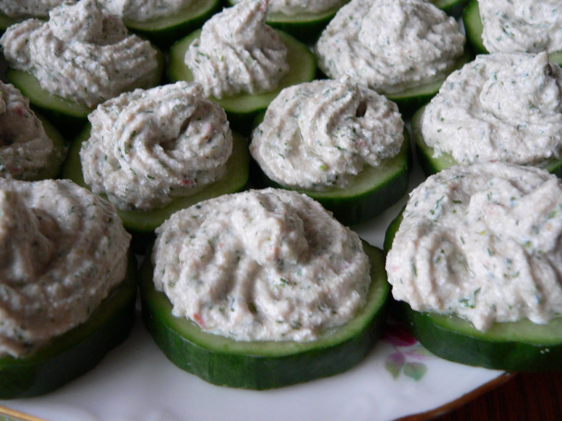 Cucumber bites with cottage cheese