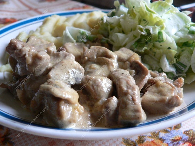 Pork fillet with mustard sauce, garlic and mushrooms