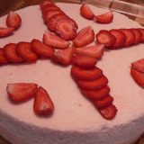 Varškės tortas su braškėmis