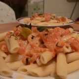 Makaronai Penne su pomidorais ir grietinėlės padažu