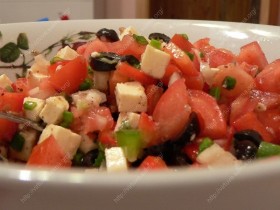 Pomidorų salotos su Fetos sūriu