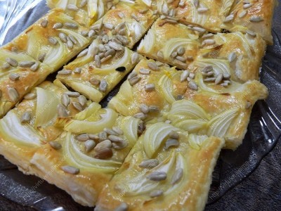 Puff-pastry with onions and sunflower seeds