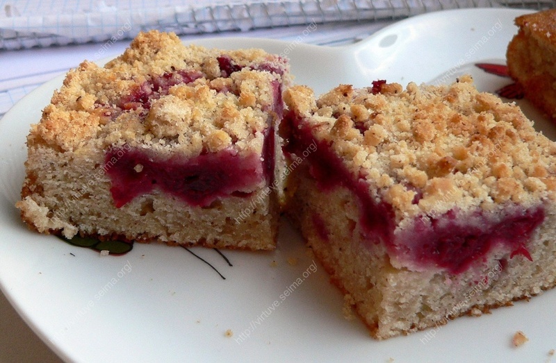 Cherry coffee cake with cinnamon