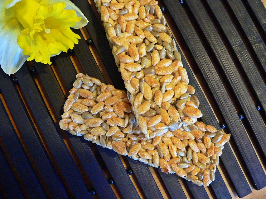 Puffed rice with sunflower seeds and honey