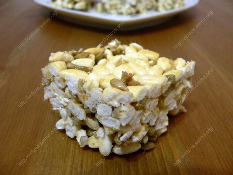Puffed rice with sunflower seeds and honey