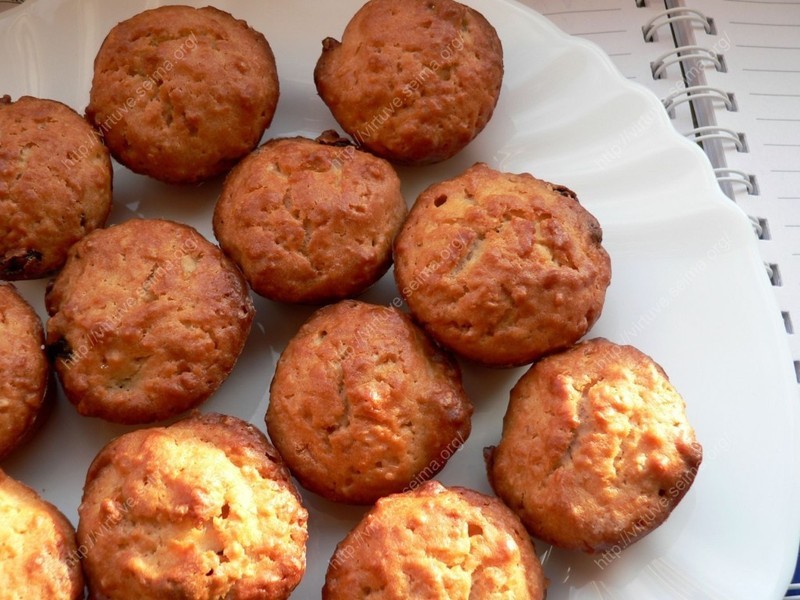 Oat muffins with dried fruits
