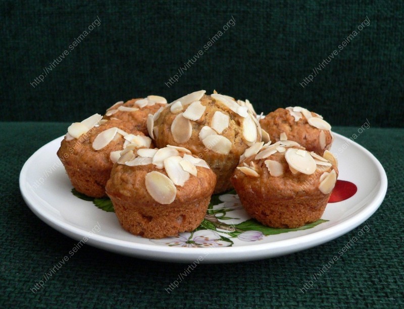 Carrot muffins with honey