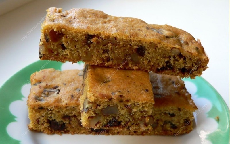 Pumpkin blondies with chocolate and pecans