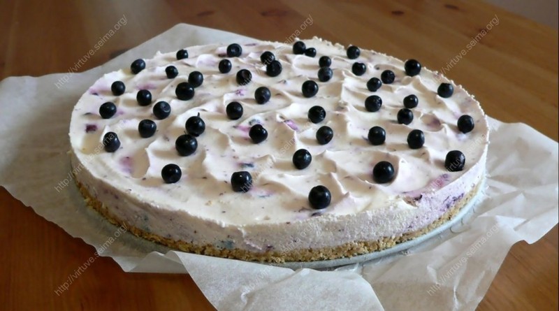 Cheesecake with almonds and blueberries