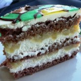 Tortas su karamelizuotais bananais