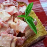 Krabų lazdelių salotos su pomidoru