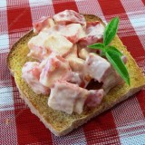Krabų lazdelių salotos su pomidoru