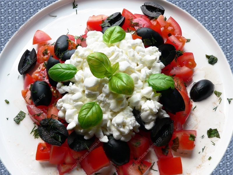 Grainy curd and tomato salads