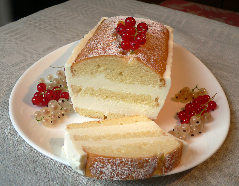 Yoghurt cake with currant cream