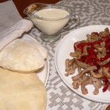 Pipirinė kiauliena pitoje su česnakiniu padažu