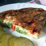 Fritata su šparaginėmis pupelėmis ir pomidorais