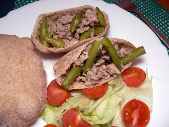 Maltos kiaulienos ir šparaginių pupelių troškinys rupių kvietinių miltų pitoje