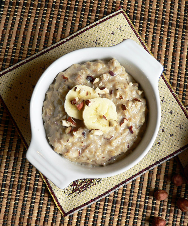 Oatmeal with banana and nuts