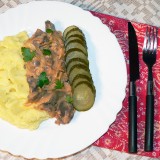 Baked chicken livers with onion and tomato sauce
