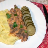 Baked chicken livers with onion and tomato sauce