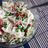 Pasta salad with grean peas and tomatoes