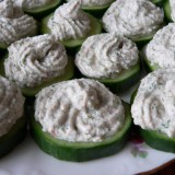 Cucumber bites with cottage cheese