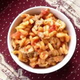 Pasta with cheese and tomatoes sauce