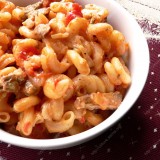 Pasta with cheese and tomatoes sauce
