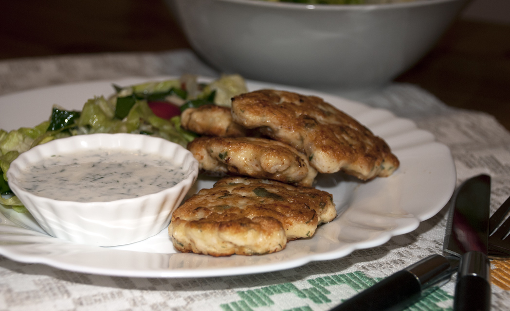 Chopped chicken cakes with yoghurt sauce