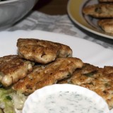 Chopped chicken cakes with yoghurt sauce