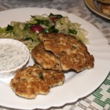Chopped chicken cakes with yoghurt sauce