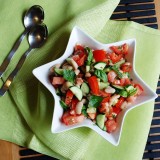 Pupelių, pomidorų ir agurkų salotos