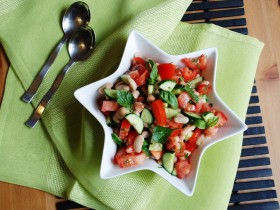 Pupelių, pomidorų ir agurkų salotos