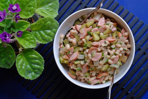 Pupelių salotos su marinuotais agurkais ir dešrelėmis