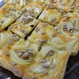 Puff-pastry with onions and sunflower seeds