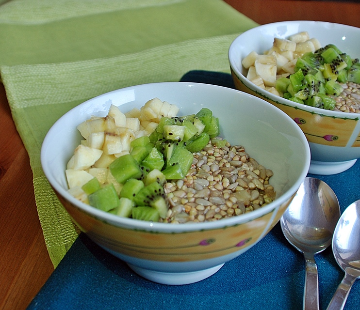 Raw buckwheat and sunflower porrigde with fruits