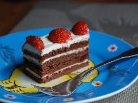 Šokoladinių sausainių ir grietinės tortas